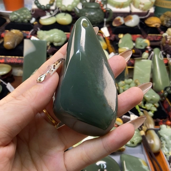 未镶嵌岫岩老玉（透闪石质玉）把件