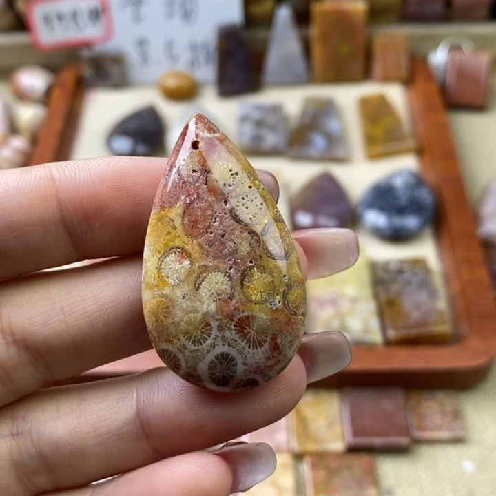 石英岩玉合金颈饰
