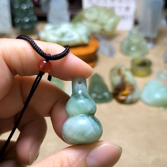 草***声蛇纹石玉未镶嵌颈饰