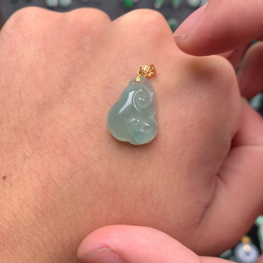 翡翠未镶嵌颈饰你是