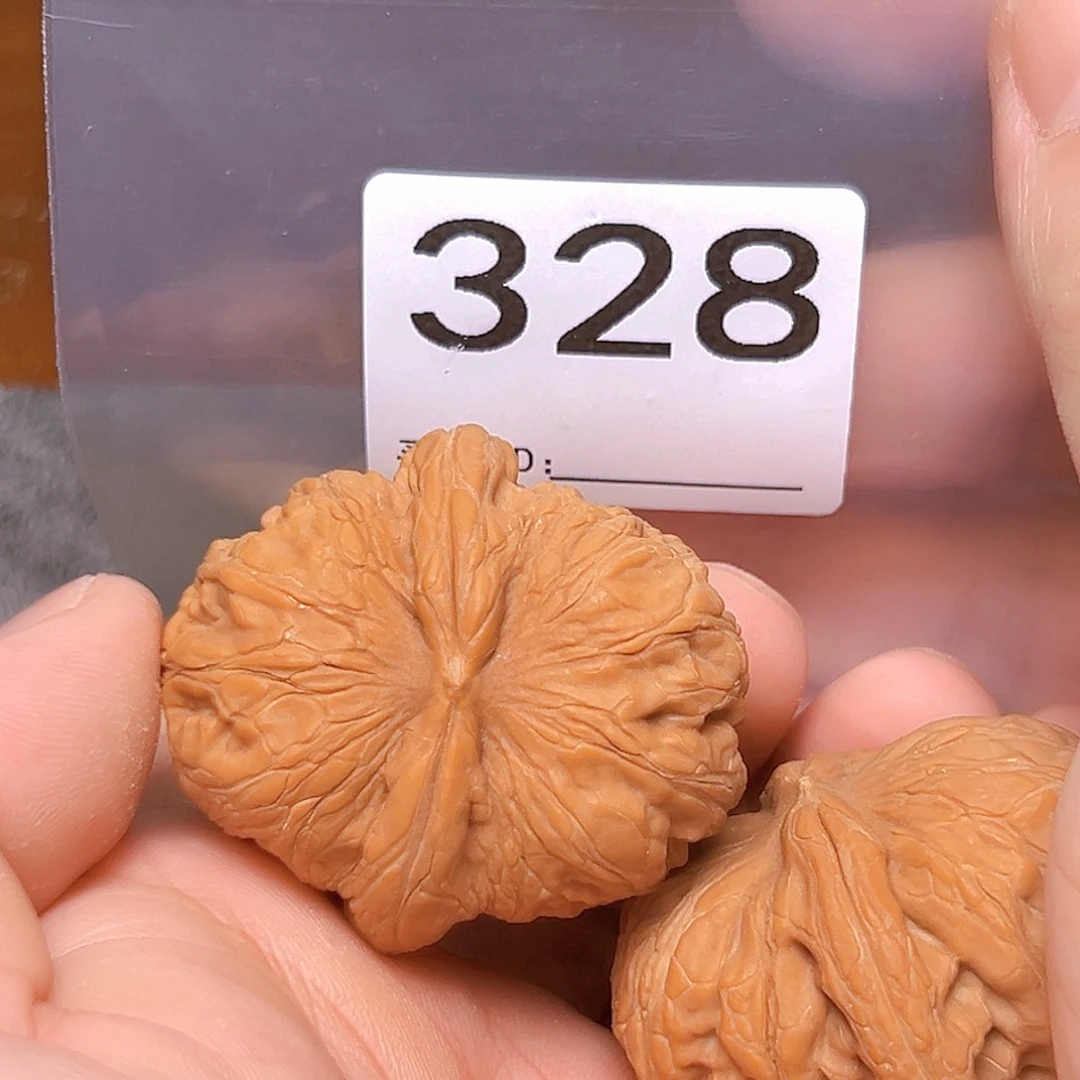 文玩核桃吊坠44元宝 有瑕疵