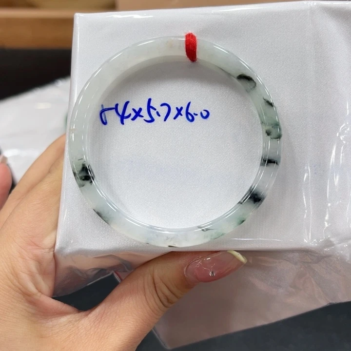翡翠手镯未镶嵌翡翠