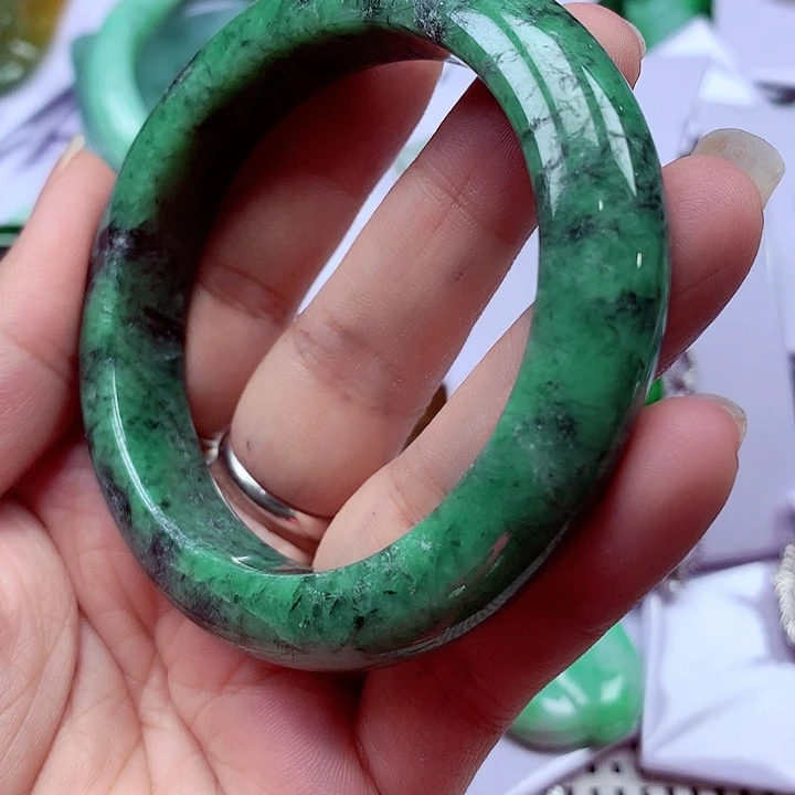 翡翠手镯未镶嵌翡翠