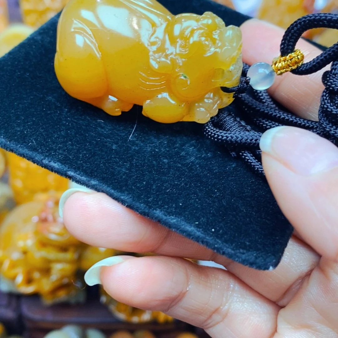 未镶嵌石英质玉（黄龙玉）颈饰