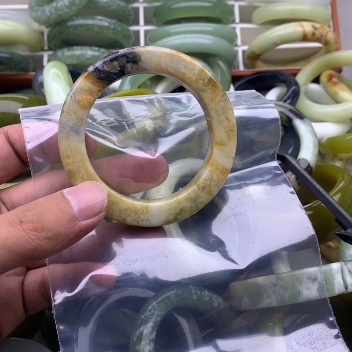 亓***室未镶嵌蛇纹石玉手镯