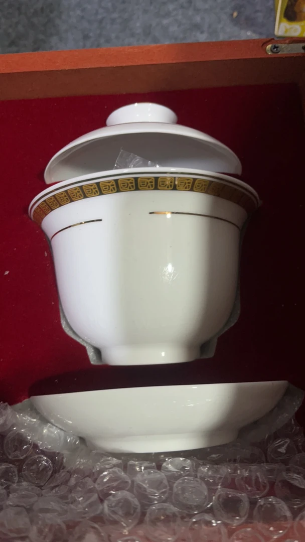 景德镇陶瓷立体浮雕带诗带头像带编号盖碗容量150CC