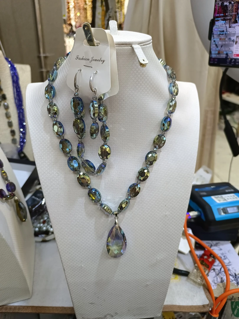 不锈钢项链 非常美丽的珊瑚。