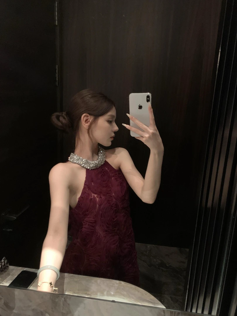 2025新款时尚洋气重工镶钻挂脖连衣裙女高级感小众修身显瘦短裙子