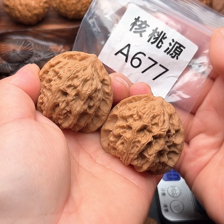 文玩核桃吊坠梨木台43