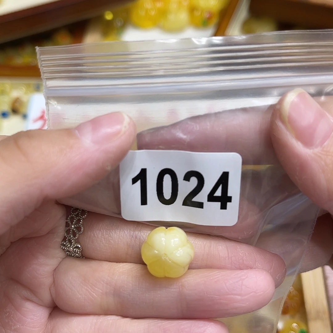 琥珀未镶嵌颈饰蜜蜡