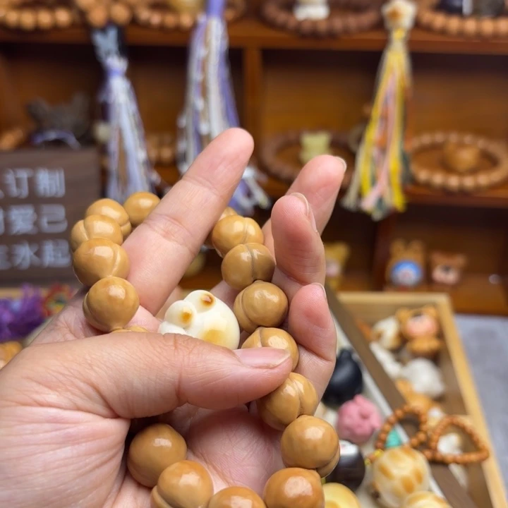 J***G木质磁石猫爪屁桃手串