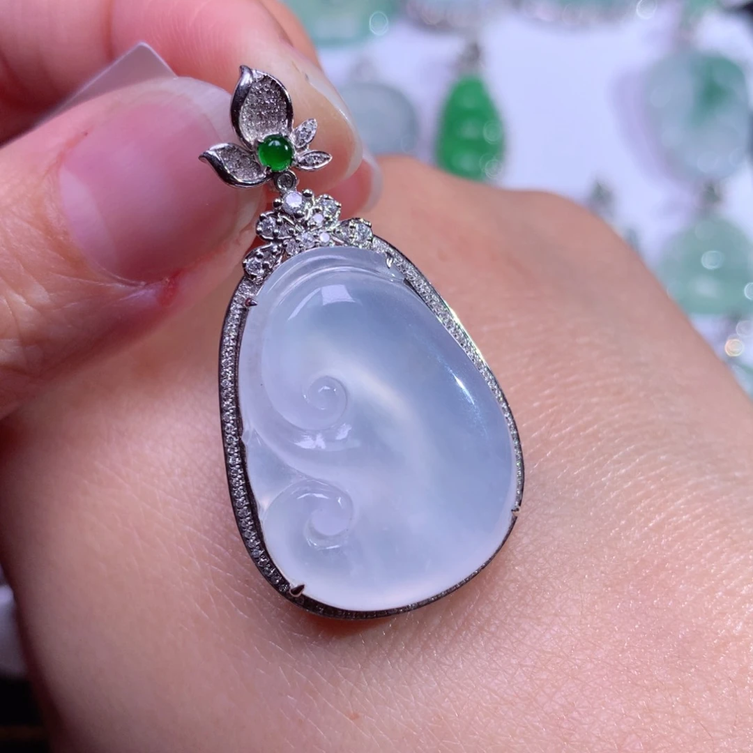 翡翠颈饰18K金镶嵌老坑种白冰起光飘雪花如意吊坠