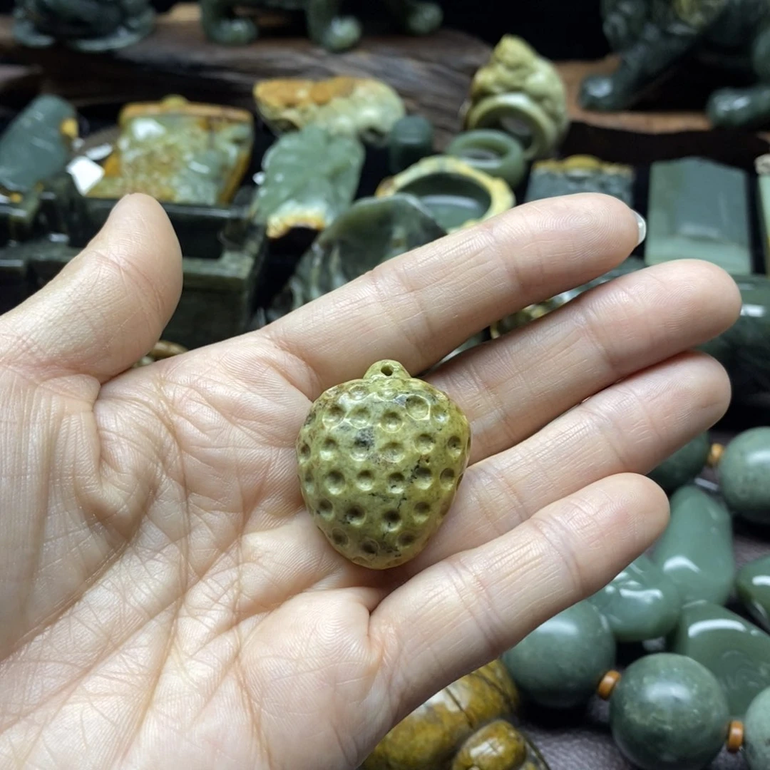 未镶嵌岫岩河磨玉（透闪石质玉）把件