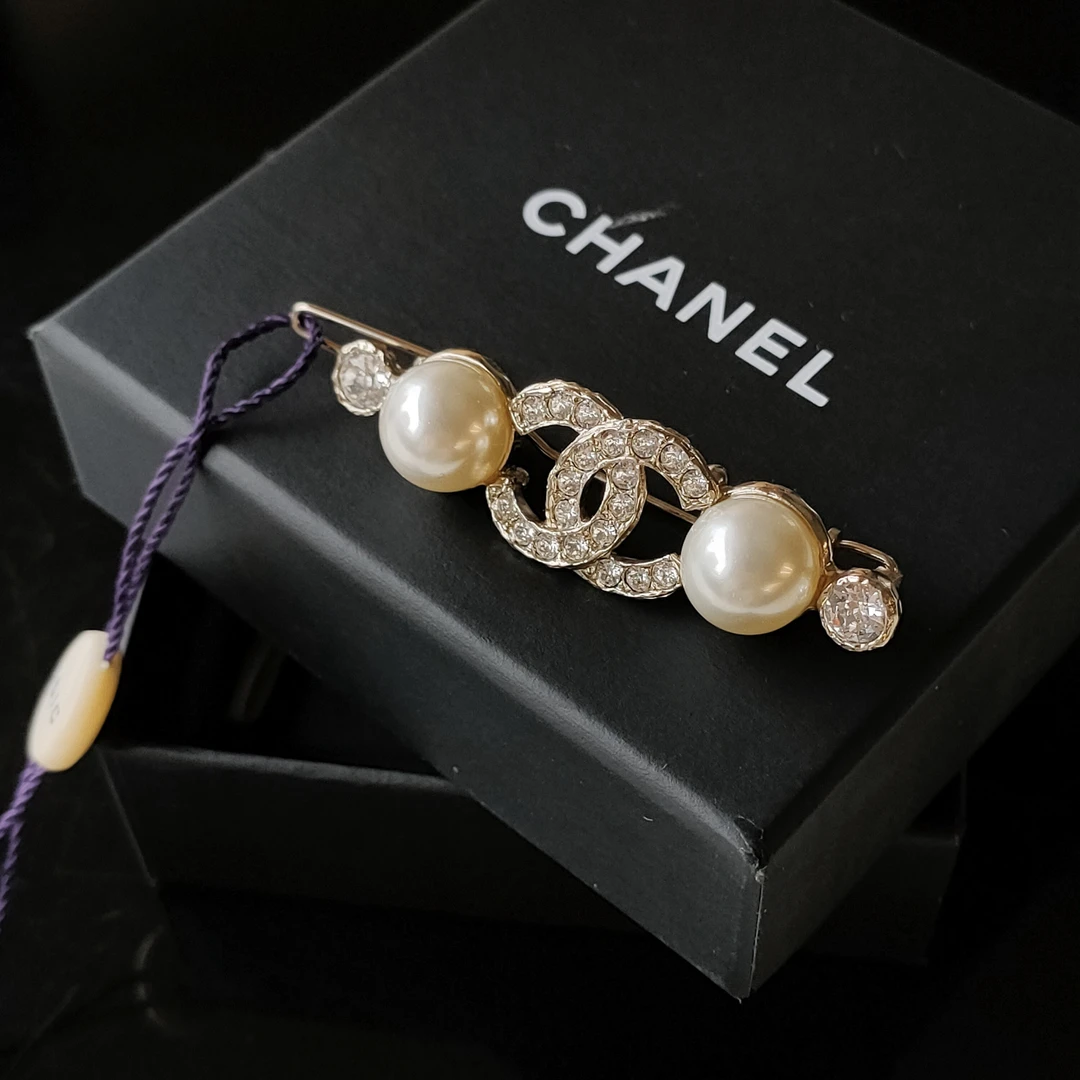 95新 Chanel/香奈儿 Azul-21A浅金色珍珠满钻双C发卡/45588