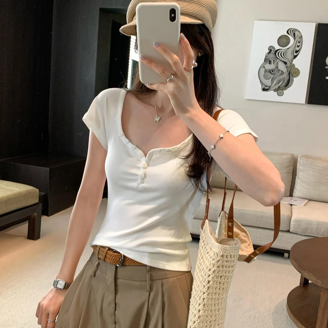 高级感纯欲多巴胺穿搭纽扣设计V领短袖T恤女夏季新款正肩百搭上衣