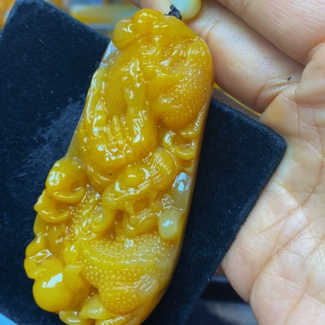 未镶嵌石英质玉（黄龙玉）颈饰