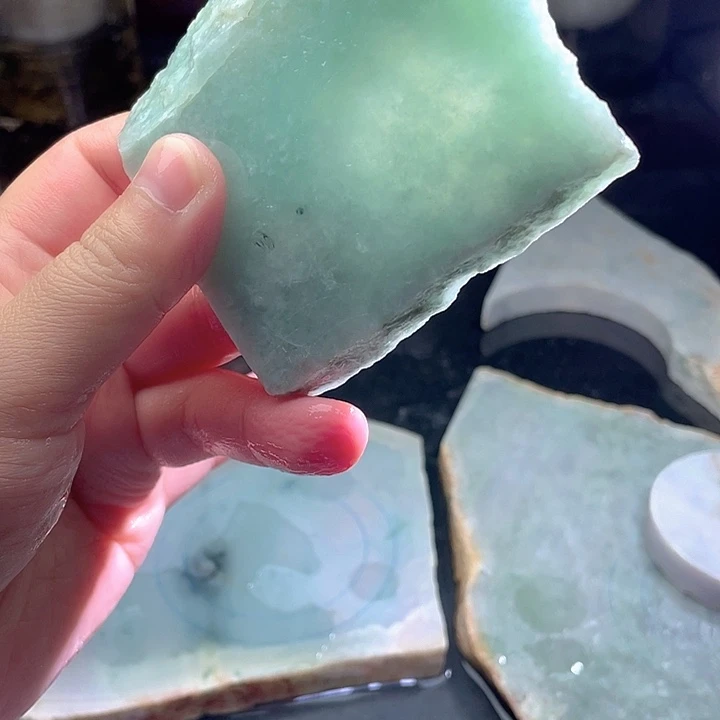 翡翠未镶嵌颈饰毛料38