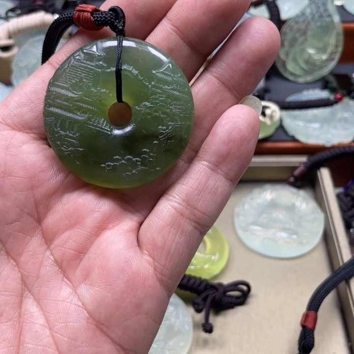 蔡****蛇纹石玉未镶嵌颈饰