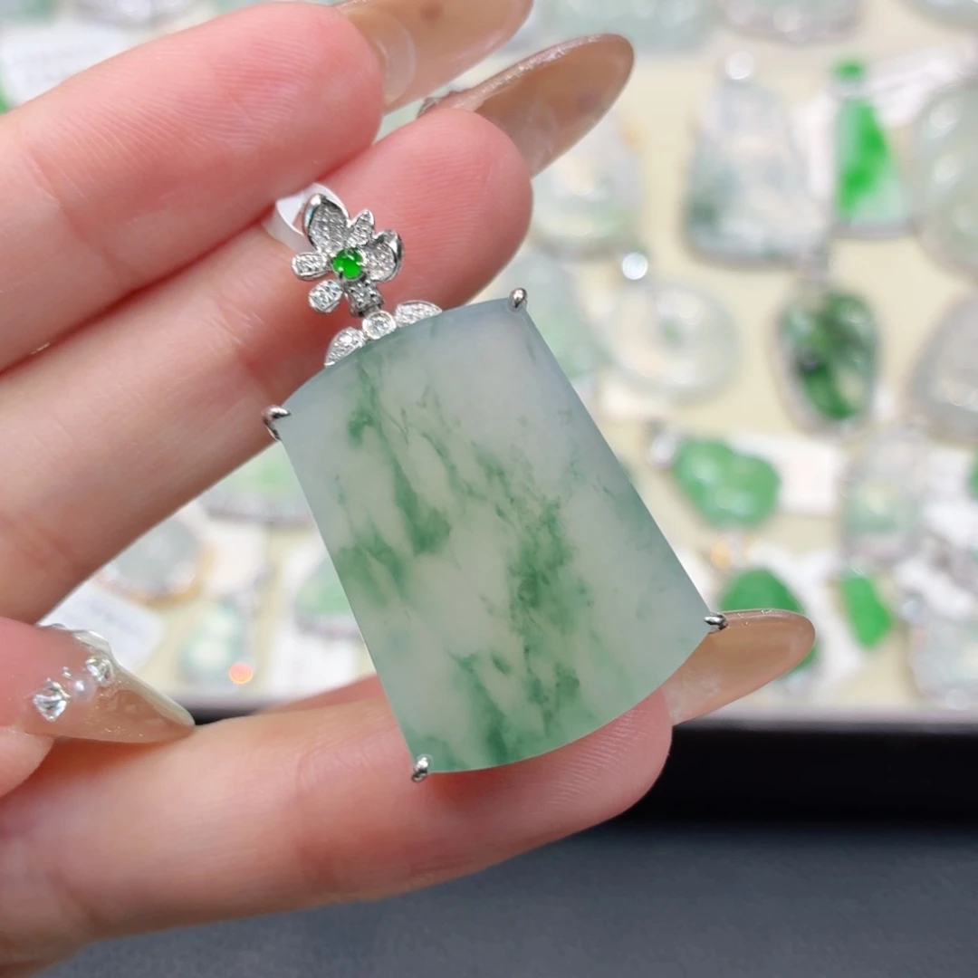 翡翠18K金镶嵌颈饰