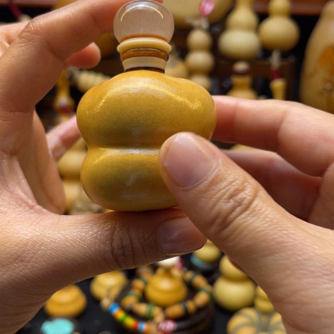 彼**开葫芦等多种颜色的花灯点缀其间而