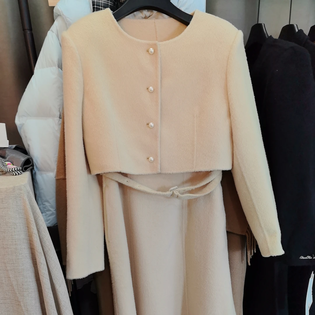 慵懒风白色呢子外套与半身裙套装，淑女氛围感穿搭