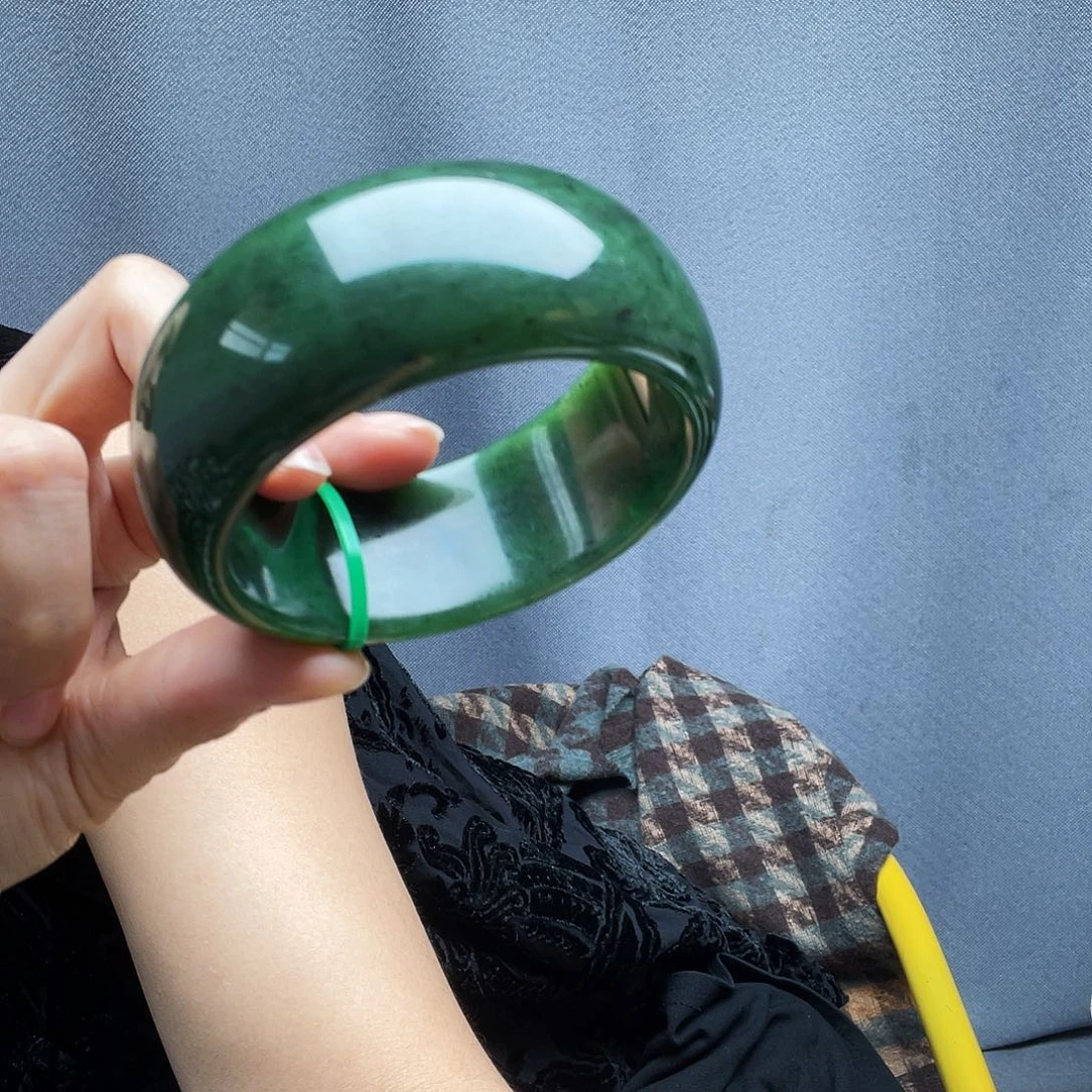 滨***游和田玉未镶嵌手镯