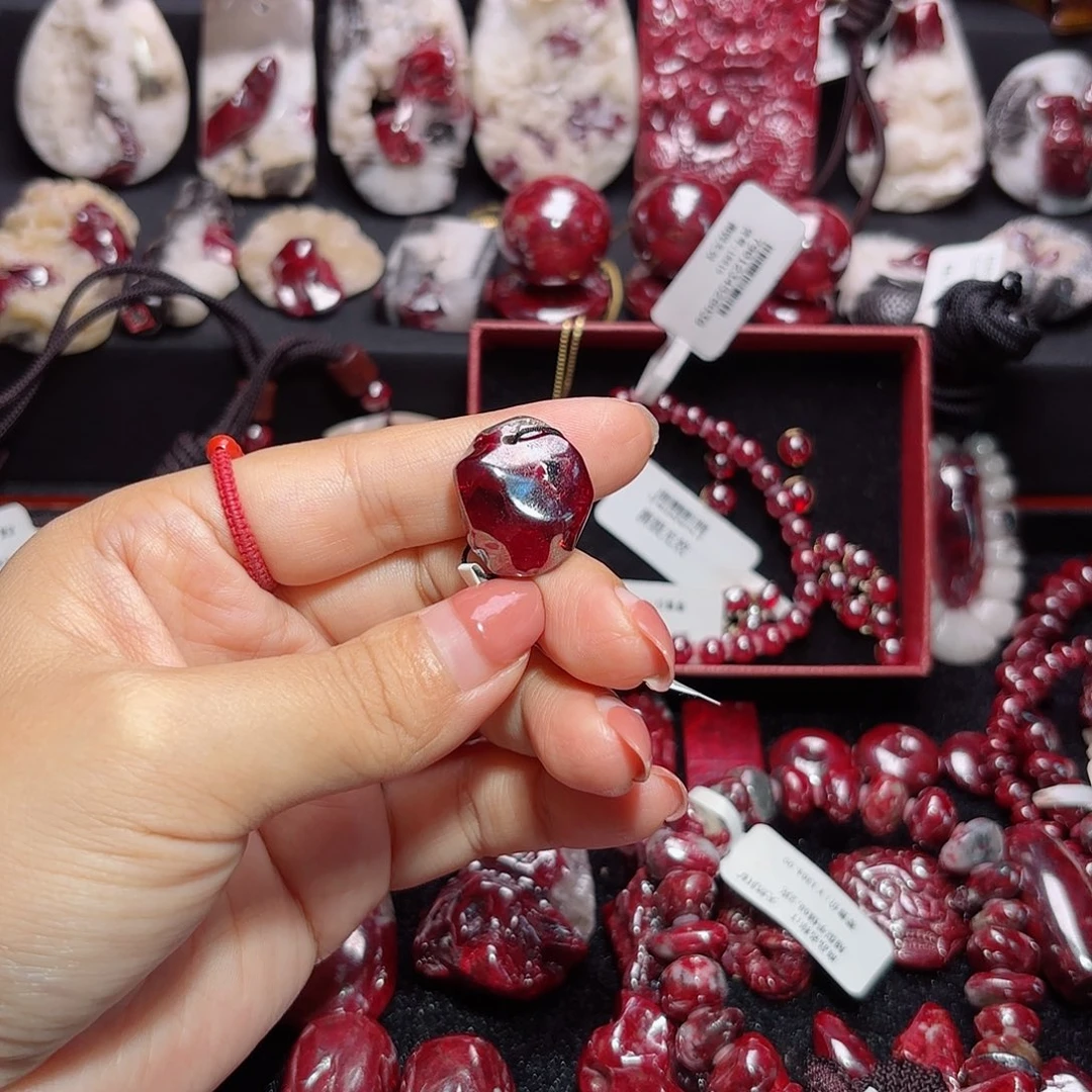 天然辰砂闲*晶体朱砂吊坠