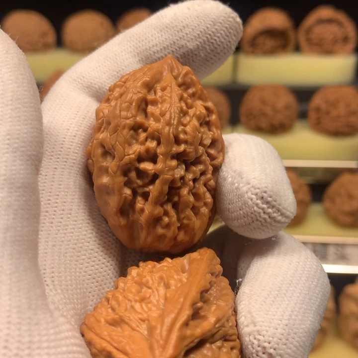 半***孩桃核把件蚂蚁王核桃