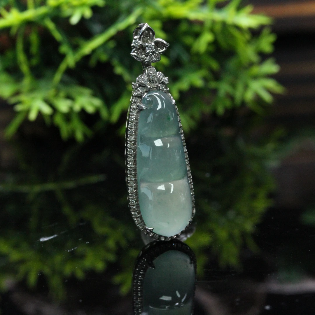 天然缅甸翡翠A货18K白金镶冰晴豆福临门福豆吊坠/01026048/拍卖