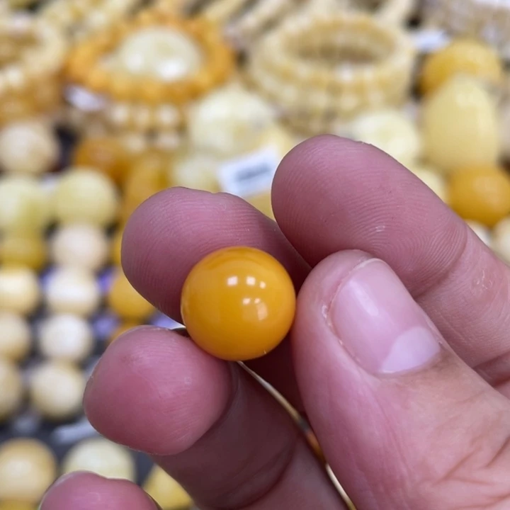 蜜蜡未镶嵌裸石11.4mm瑕疵