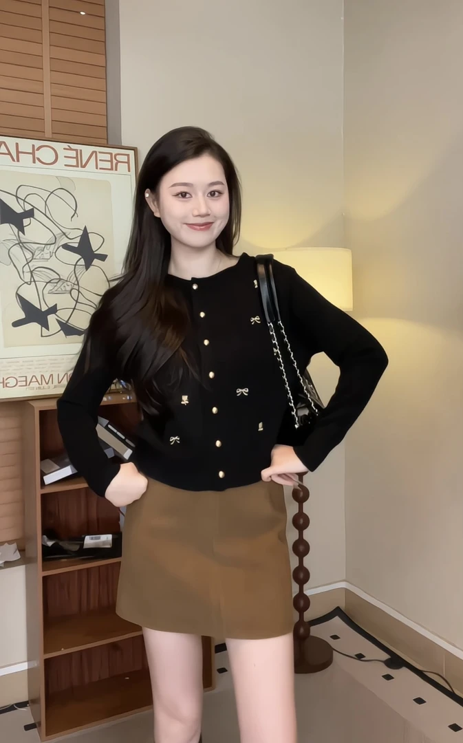 黑色蝴蝶结刺绣开衫+卡其色半身裙