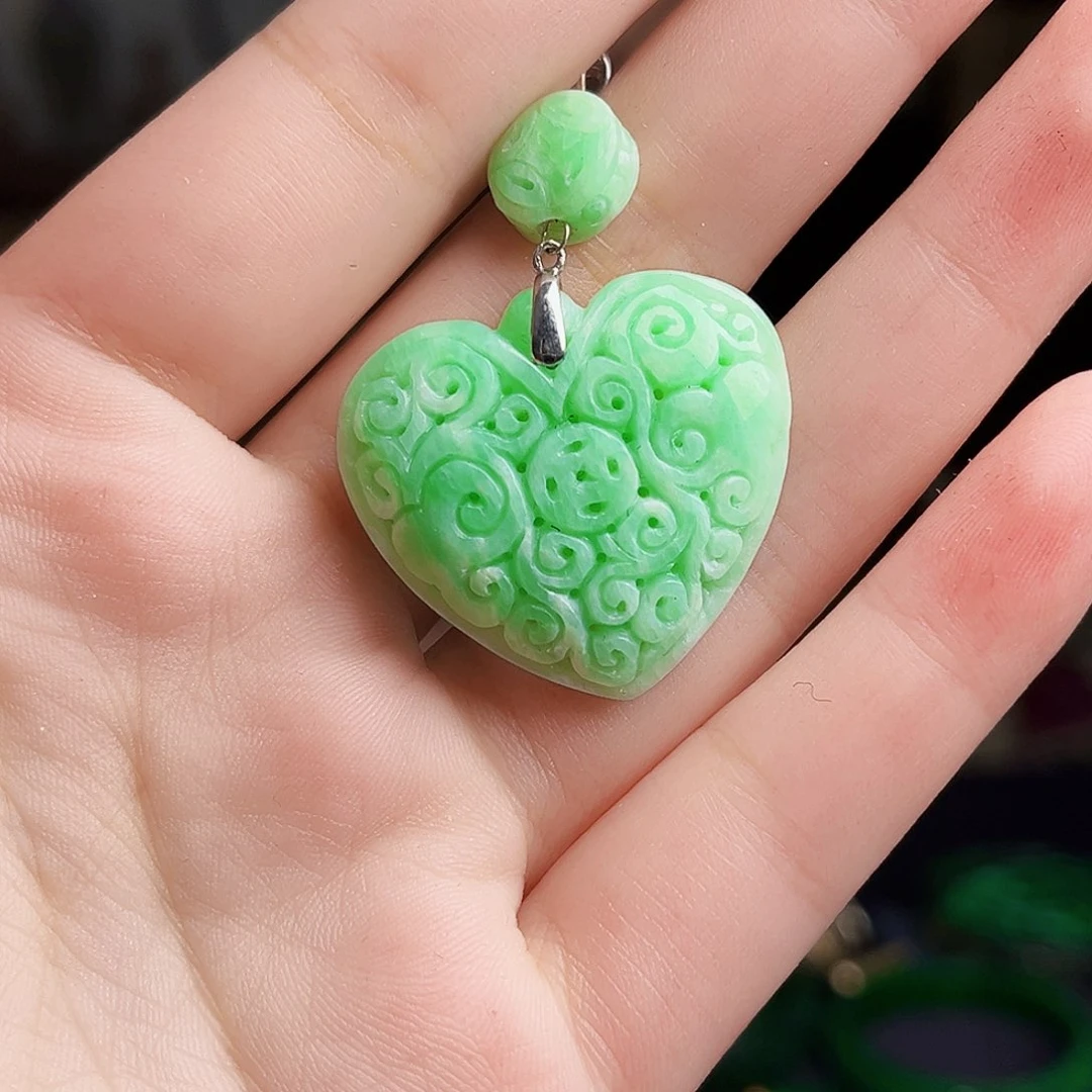 颈饰18K金镶嵌翡翠多样性