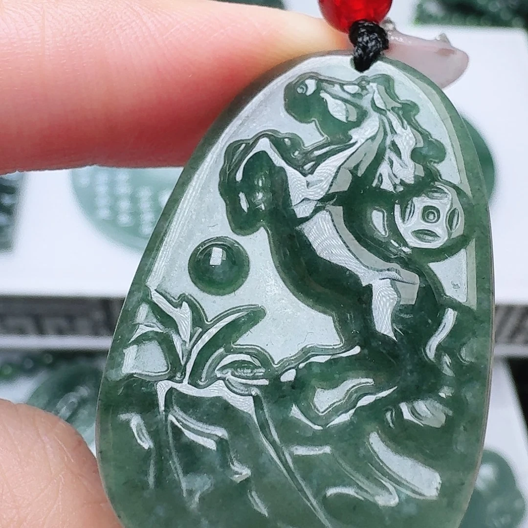 翡翠未镶嵌颈饰多样性发其一