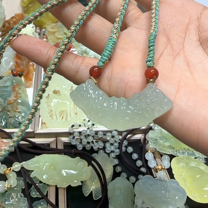 蛇纹石玉未镶嵌吊坠