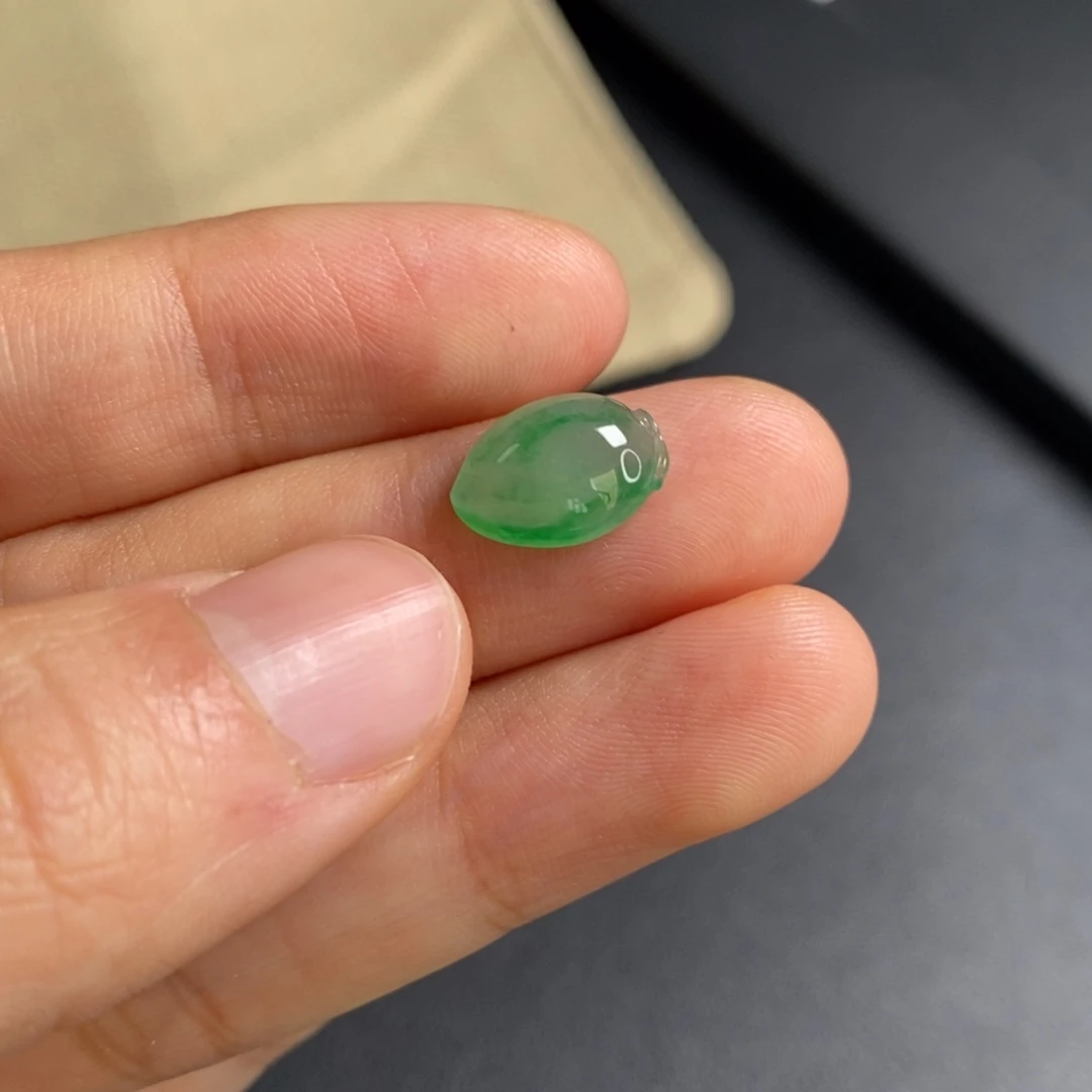 翡翠未镶嵌颈饰桃子