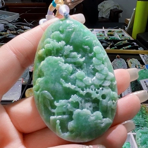 翡翠未镶嵌颈饰一个