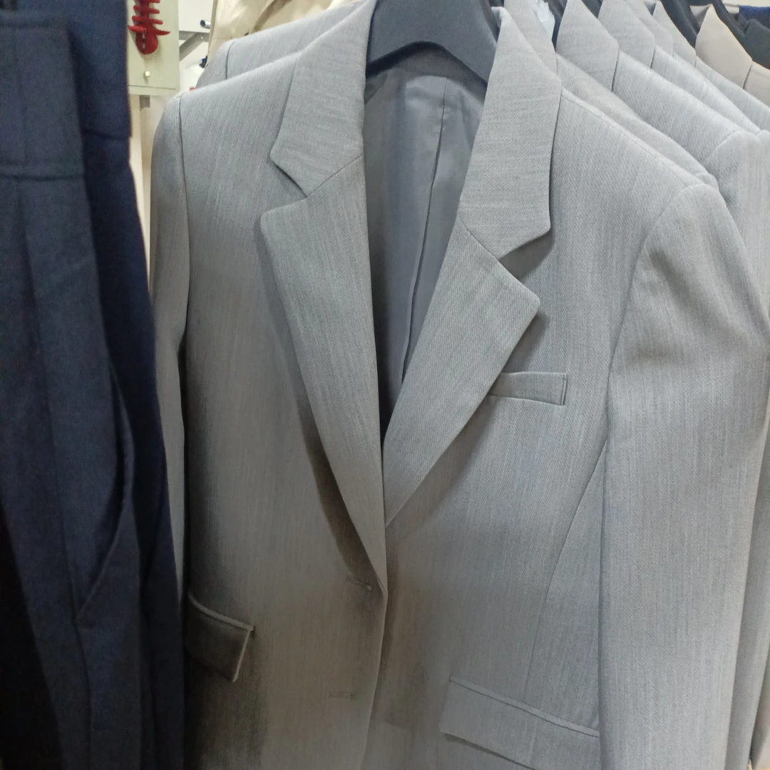 时尚女士修身西服