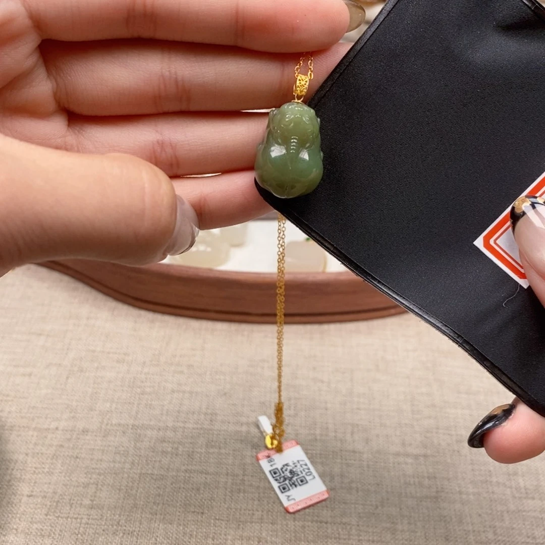 颈饰18K金镶嵌和田玉貔貅