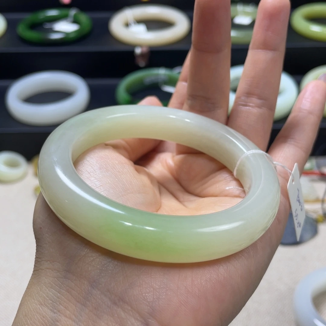 未镶嵌手镯和田玉（翠青玉）粉白底一口翠