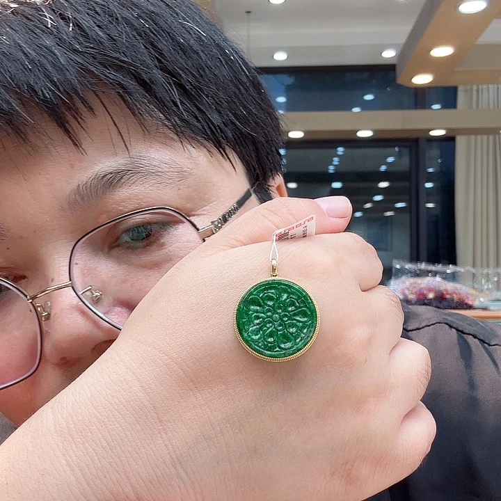 颈饰18K金镶嵌翡翠吊坠