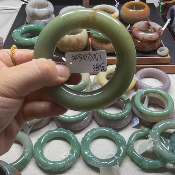 用***9石英质玉未镶嵌手镯