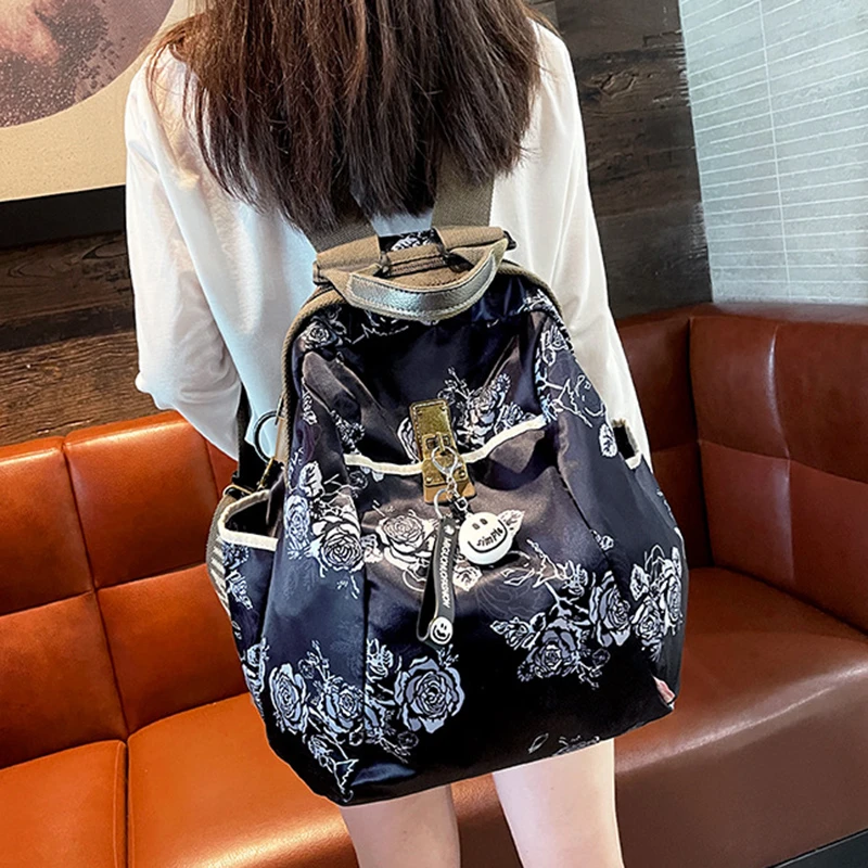 香港MTFSKAER高级感抗皱南韩丝妈妈双肩包女新款大容量旅行背包潮