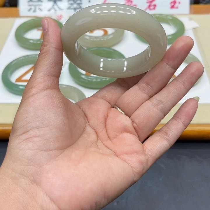未镶嵌手镯石英质玉゛****?
