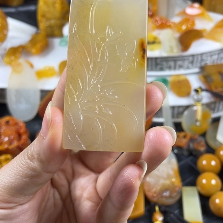 石英质玉（黄龙玉）未镶嵌颈饰