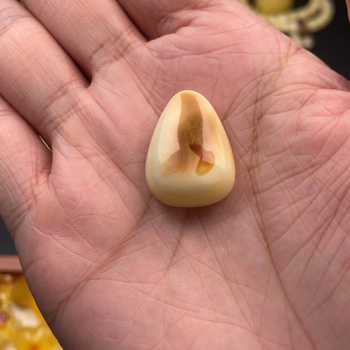 琥珀未镶嵌颈饰如图