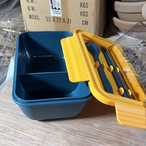 微瑕，不能明火，塑料保鲜盒1个