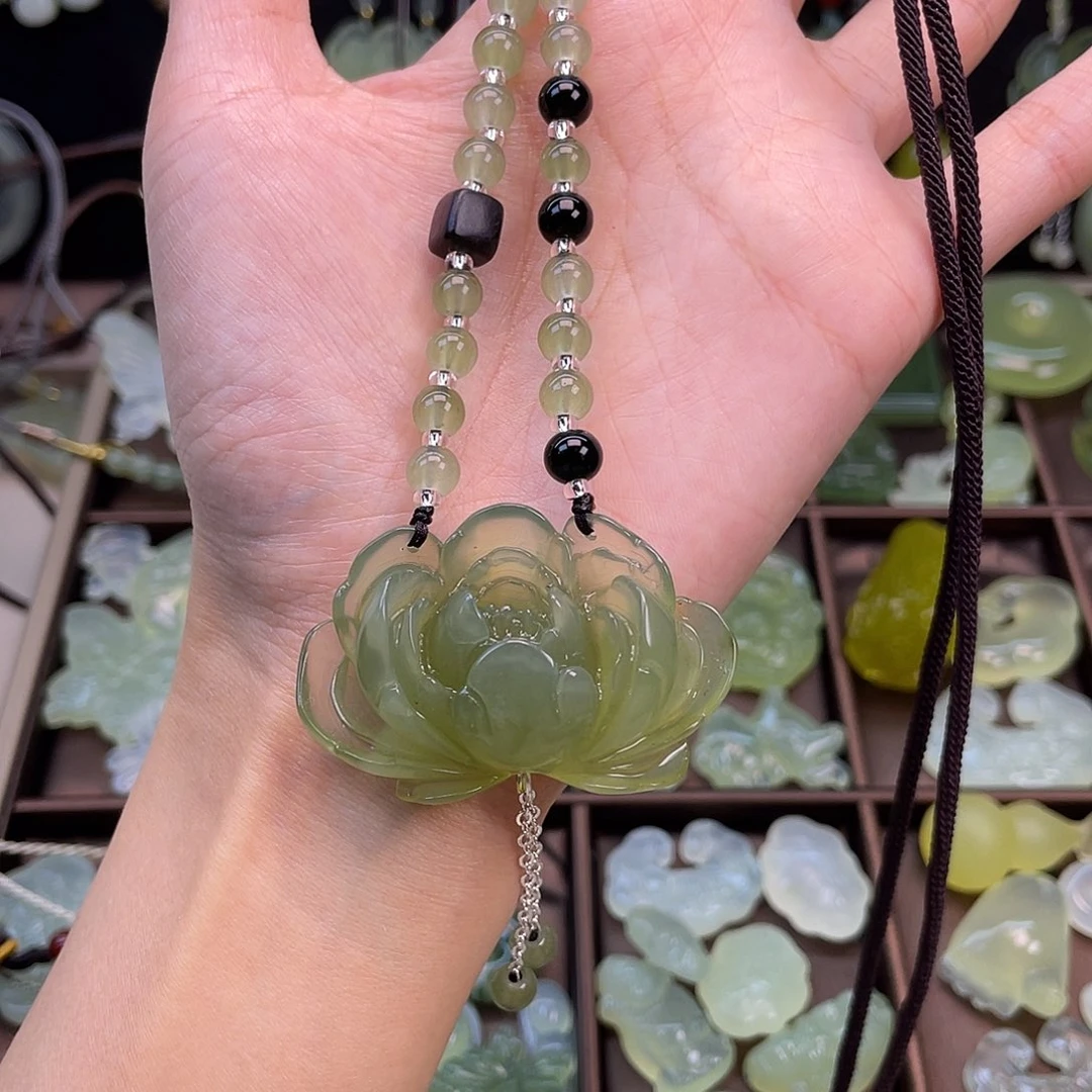 蛇纹石玉未镶嵌颈饰瑕疵款