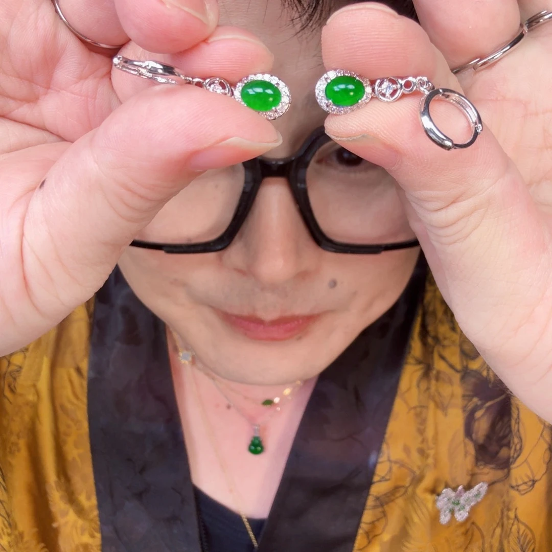 翡翠未镶嵌颈饰一对