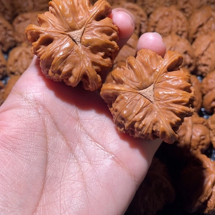 高***学吊坠桃核小妹三棱