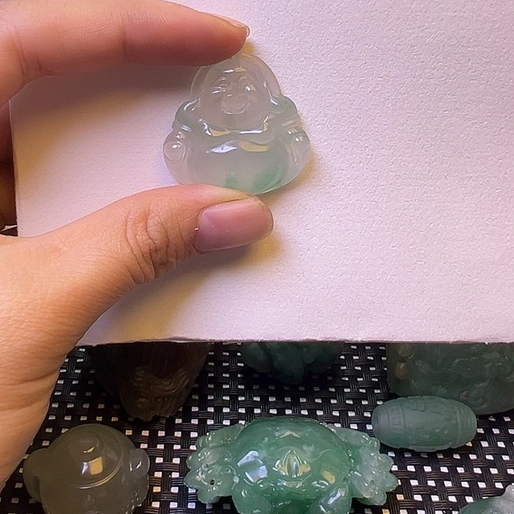 石英质玉（非洲翠）未镶嵌颈饰